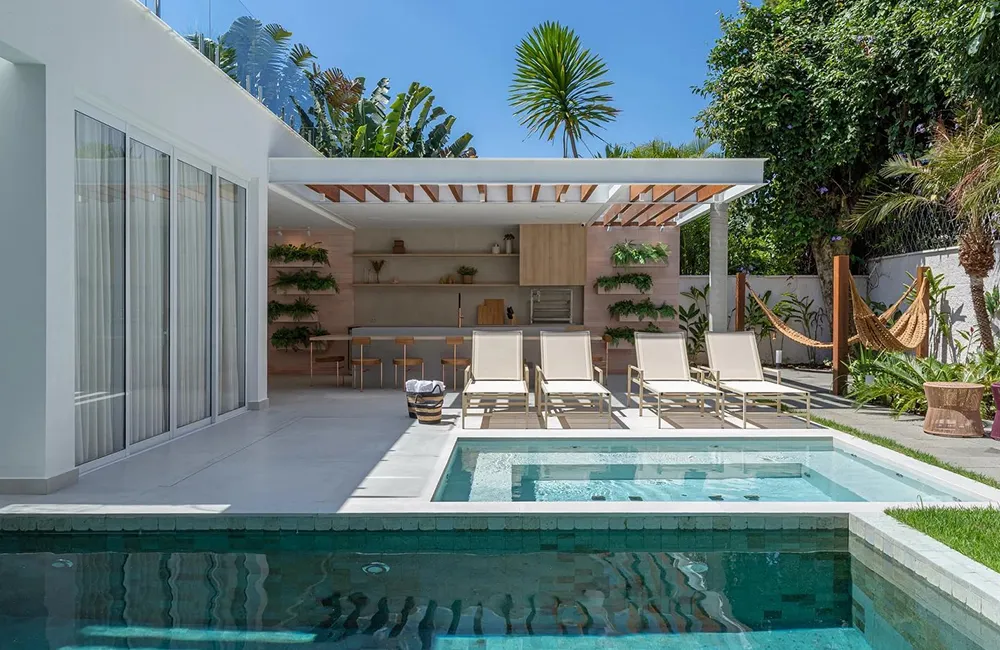 destaque com porcelanato para piscina e pergolado branco