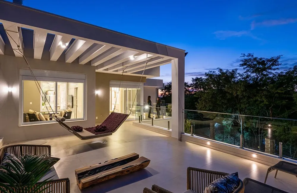 pergolado com iluminação e piso de porcelanato polido