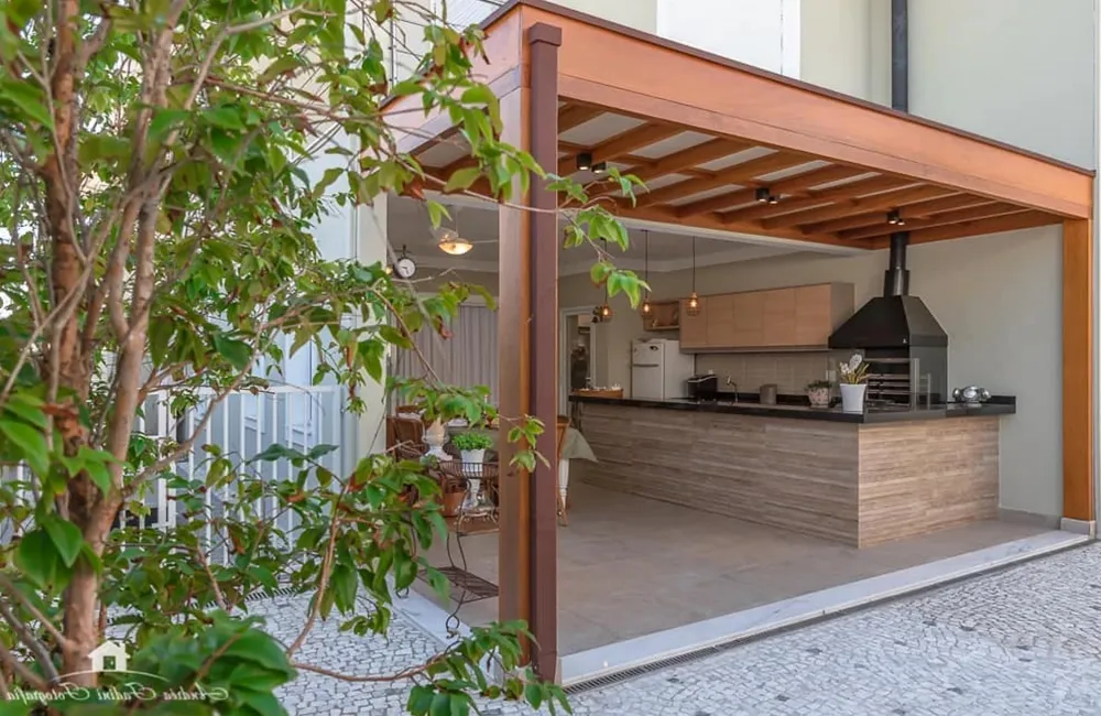 espaço com plantas no pergolado de madeira com piso de porcelanato com bancada de azulejo
