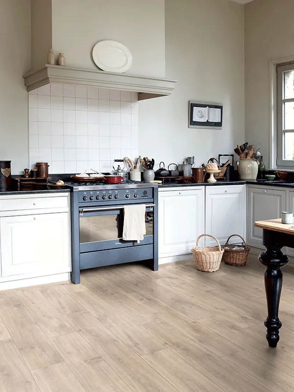 um espaço aconchegante com piso vinilico