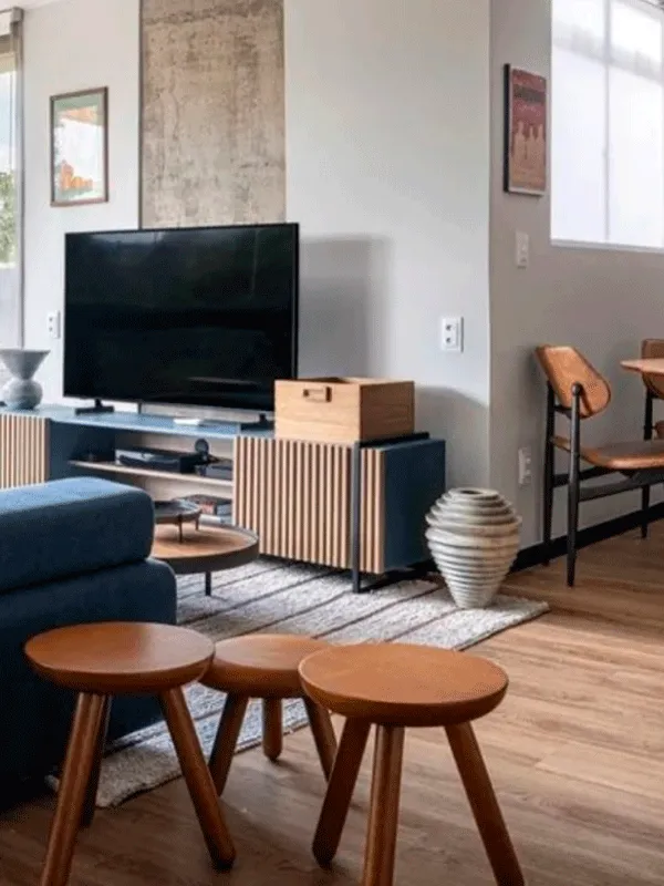 sala com piso vinilico e móveis de decoração