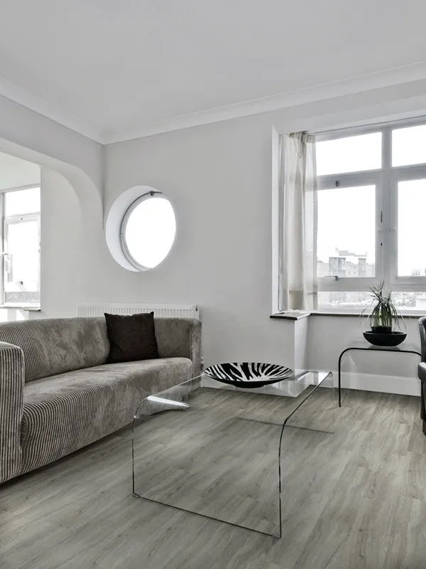 instalação do piso vinilico cinza em uma decoração clean