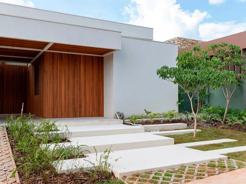 Revestimento Externo: Pisos, Muros e Fachadas +77 Fotos para Inspirar 210 ripado com parede excada branca