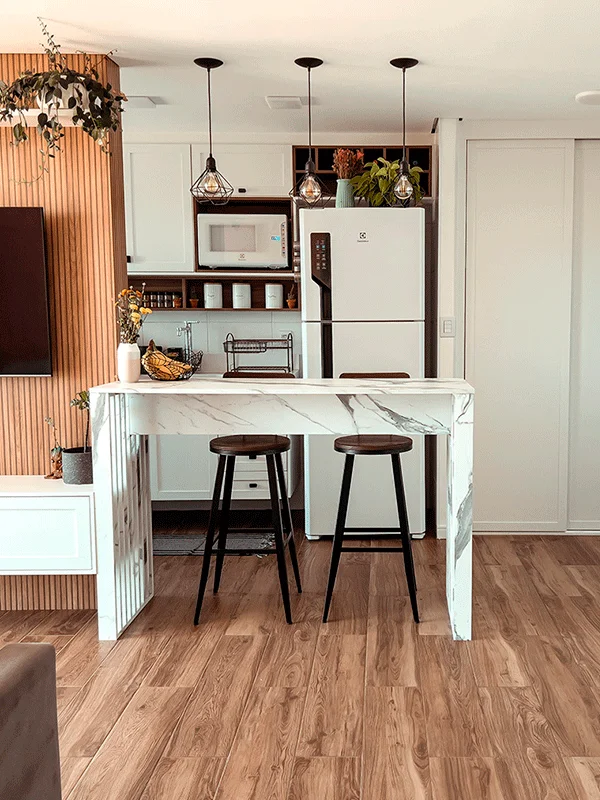 porcelanato amadeirado na cozinha simples com painel ripado