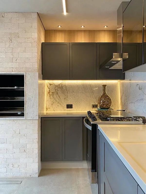 Porcelanato Bege: Aconchego e Sofisticação com esse Revestimento +54 Fotos Inspiradoras 145 acabamento da churrasqueira com porcelanato bege