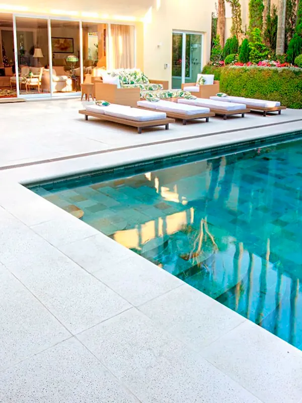 Porcelanato Branco: Projetos Clean e Luxuoso +43 Fotos Incríveis para Inspirar 110 piso para piscina com porcelanato branco