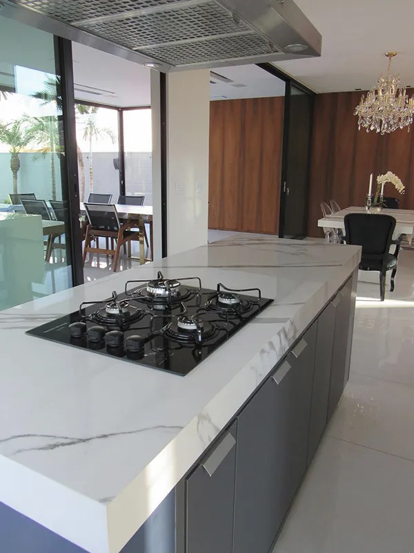 Porcelanato Branco: Projetos Clean e Luxuoso +43 Fotos Incríveis para Inspirar 96 bancada de porcelanato na cozinha moderna