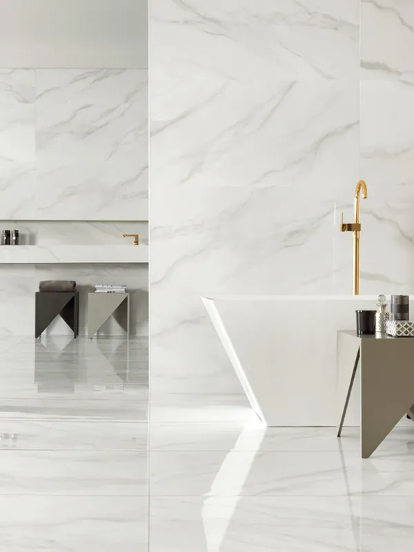 Porcelanato Branco: Projetos Clean e Luxuoso +43 Fotos Incríveis para Inspirar 117 Banheiro com banheira com porcelanato branco