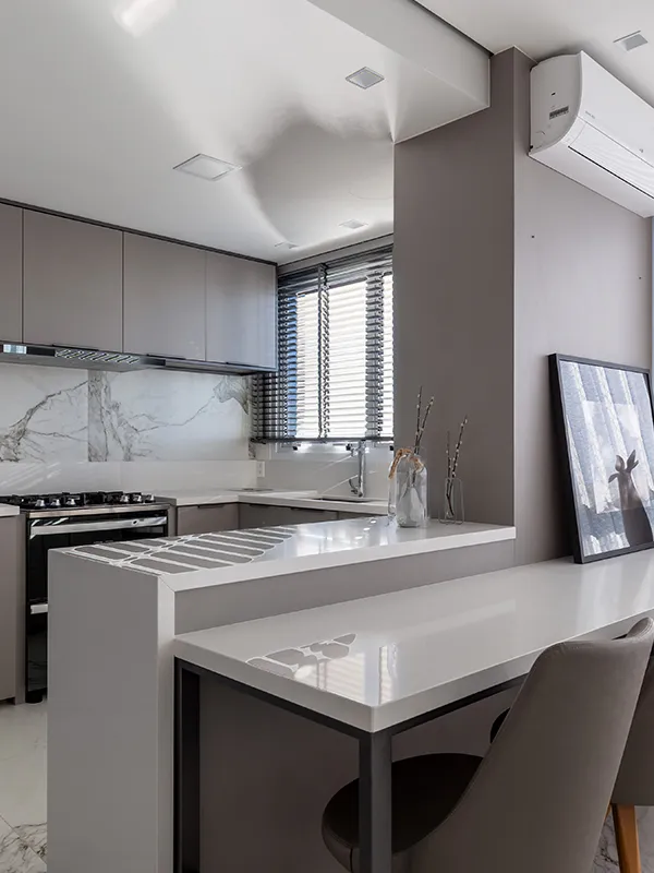 Porcelanato Branco: Projetos Clean e Luxuoso +43 Fotos Incríveis para Inspirar 100 bancada e paineis de parede com porcelanato branco marmorizado