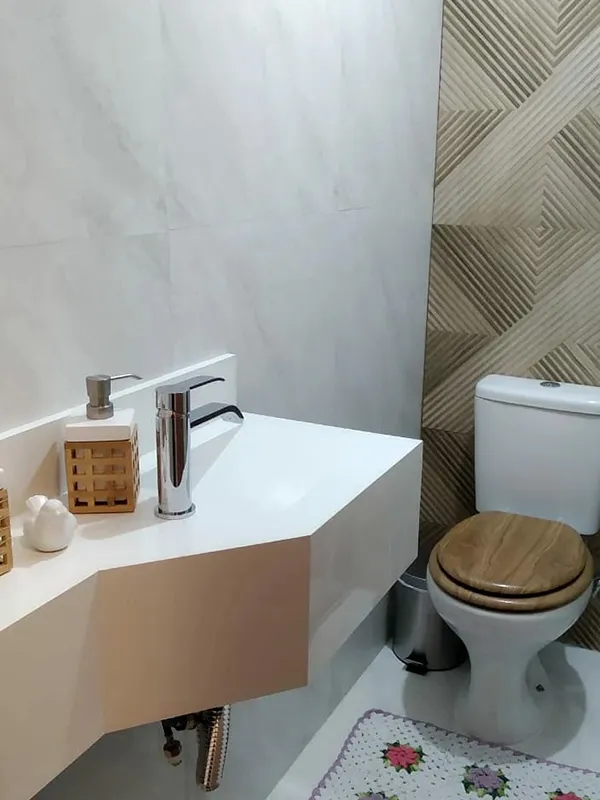 Porcelanato Branco: Projetos Clean e Luxuoso +43 Fotos Incríveis para Inspirar 103 mostrando como é facil a limpeza do porcelanato em banheiros pequenos