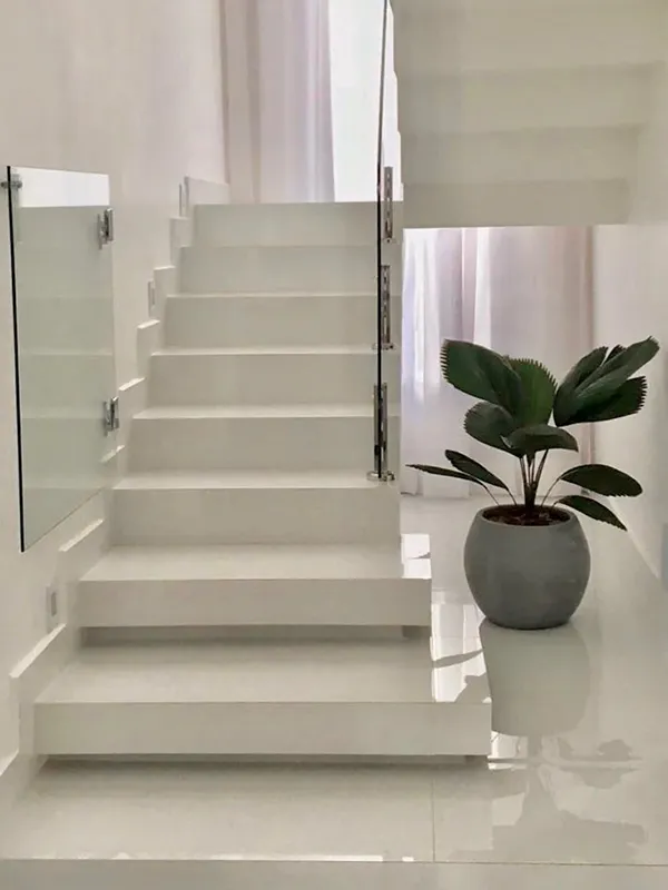 Porcelanato Branco: Projetos Clean e Luxuoso +43 Fotos Incríveis para Inspirar 109 escadas de porcelanato branco