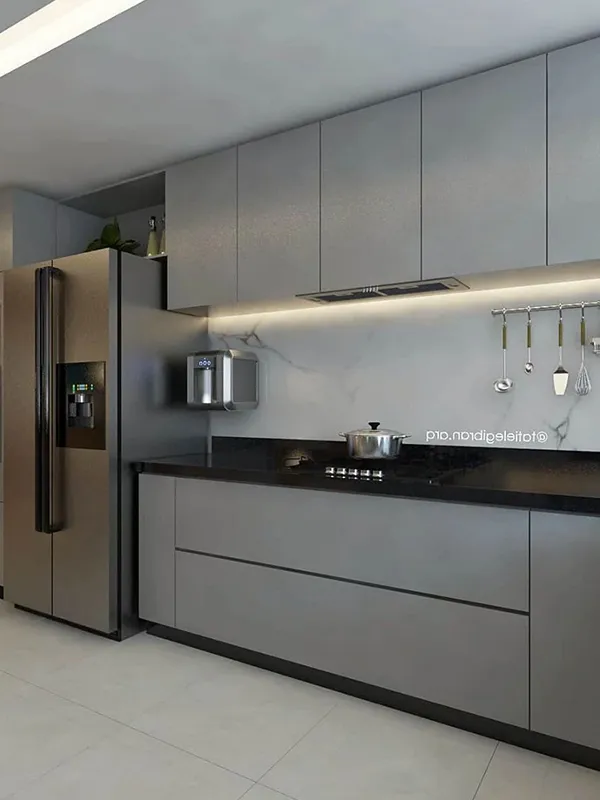 Porcelanato Branco: Projetos Clean e Luxuoso +43 Fotos Incríveis para Inspirar 98 porcelanato branco no piso da cozinha com armários cinza