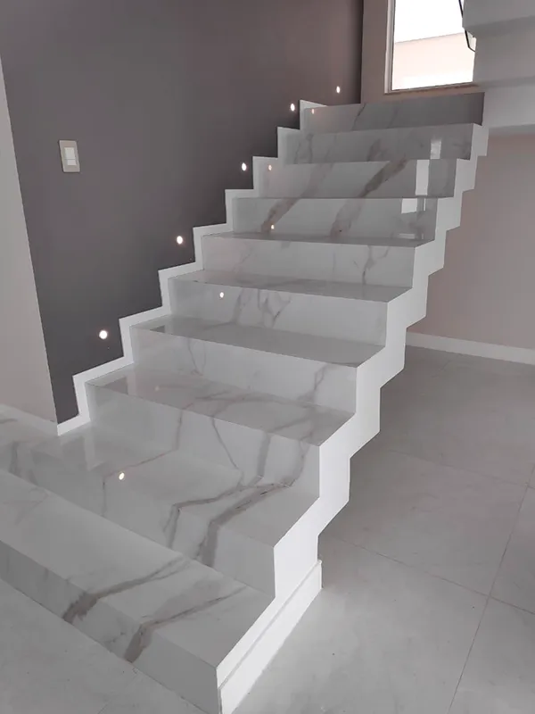 escada com porcelanato esmaltado