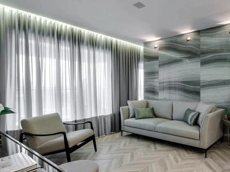 local bonito e aconchegante com piso imitando madeira