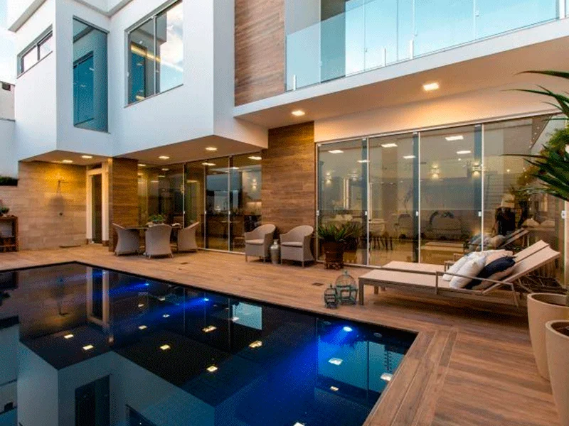 revestimento em volta da piscina de luxo