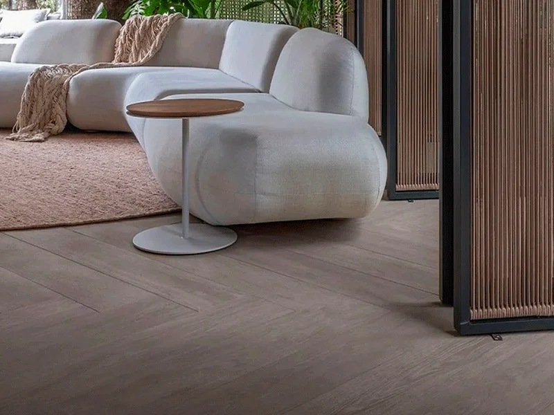 local luxuoso com piso de porcelanato amadeirado bem planejado