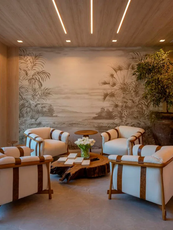 sala em destaque com revestimento madeira