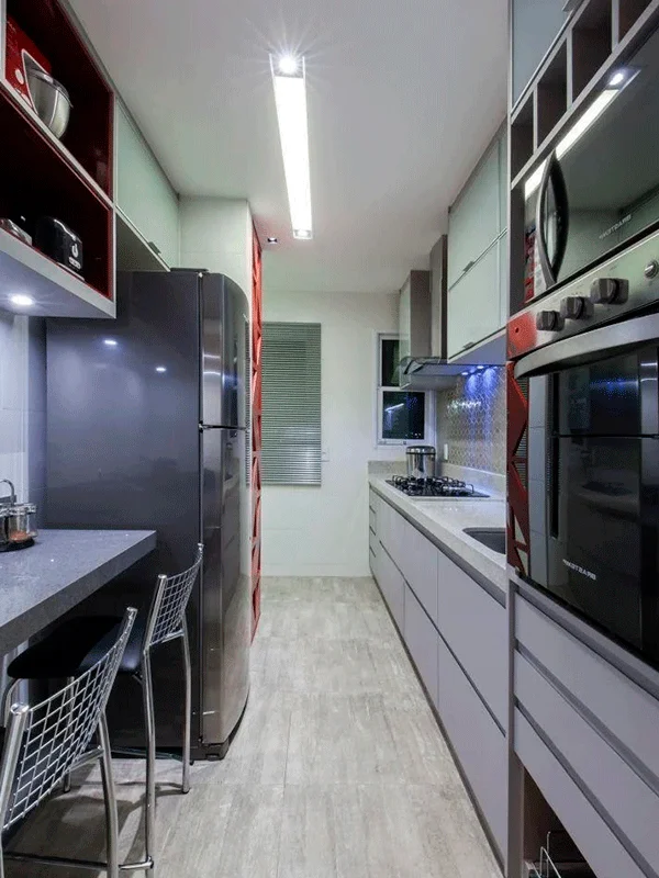 cozinha destacada com piso de madeira