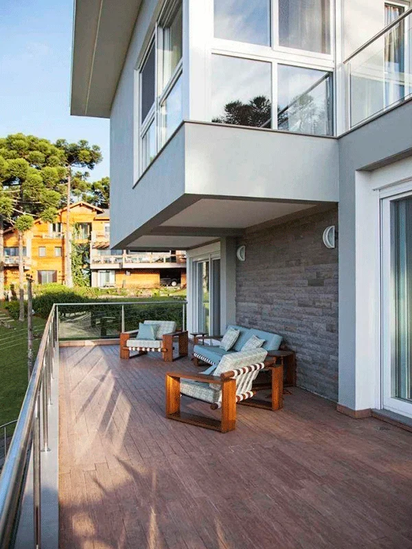 area externa com piso de madeira feito de porcelanato retificado