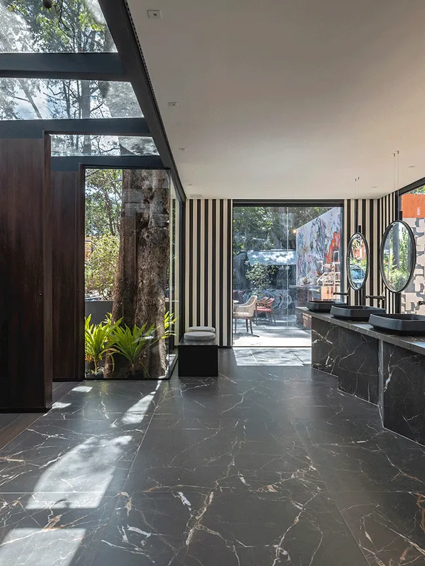 beleza do projeto com tons escuros do porcelanato interno