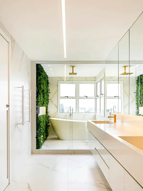 espaço com porcelanato e jardim vertical no banheiro