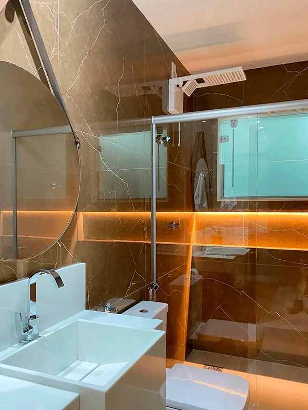 parede brilhante com porcelanato no banheiro