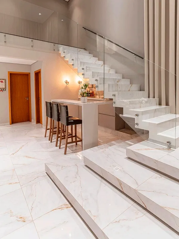 escadas com porcelanato marmorizado de uma casa luxuosa