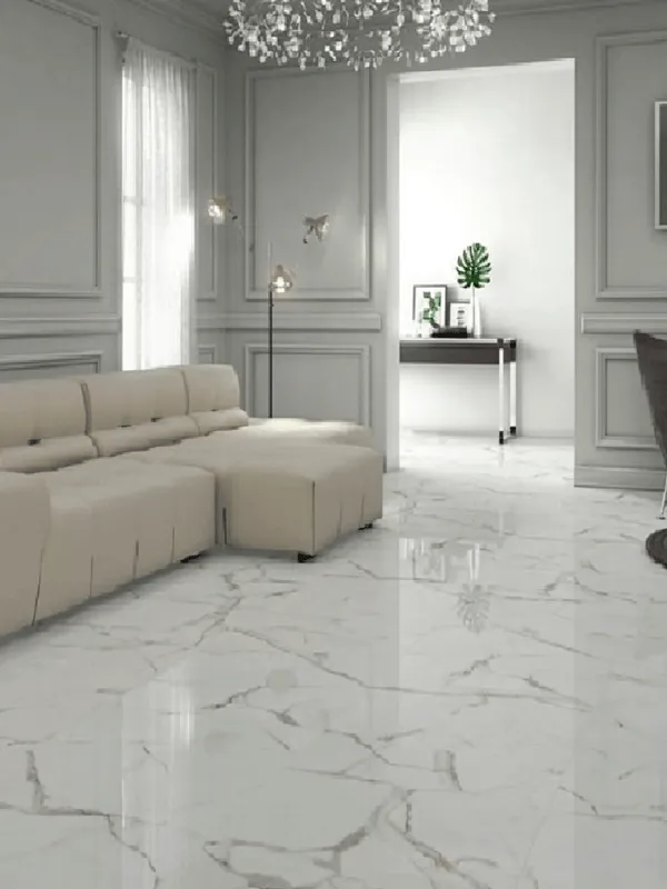 Simplicidade com porcelanato polido marmorizado na sala com sofa beje