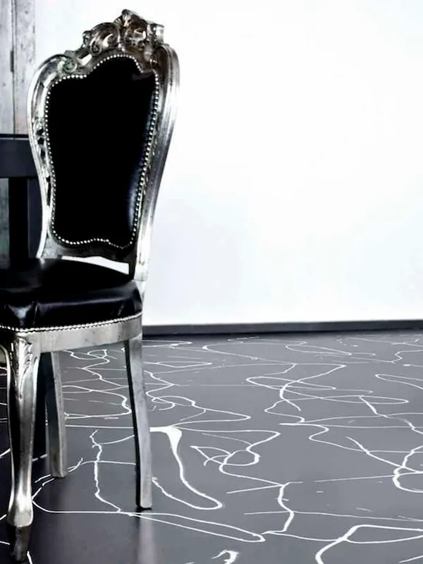 porcelanato preto liquido palicado no piso com tons marmorizado