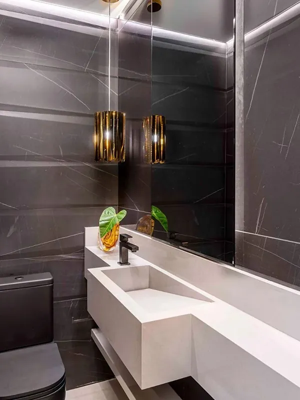 detalhes refinado na área do banheiro com porcelanato preto como revestimento de parede