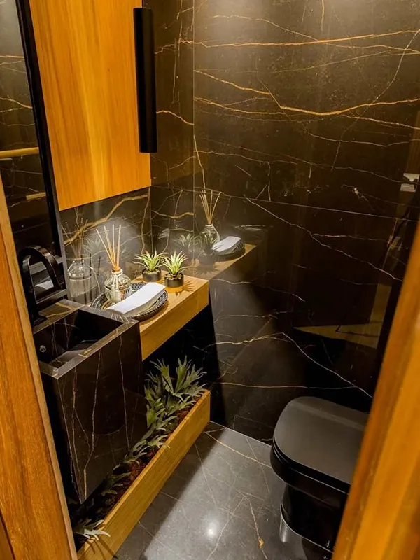 detalhes em madeira com porcelanato preto