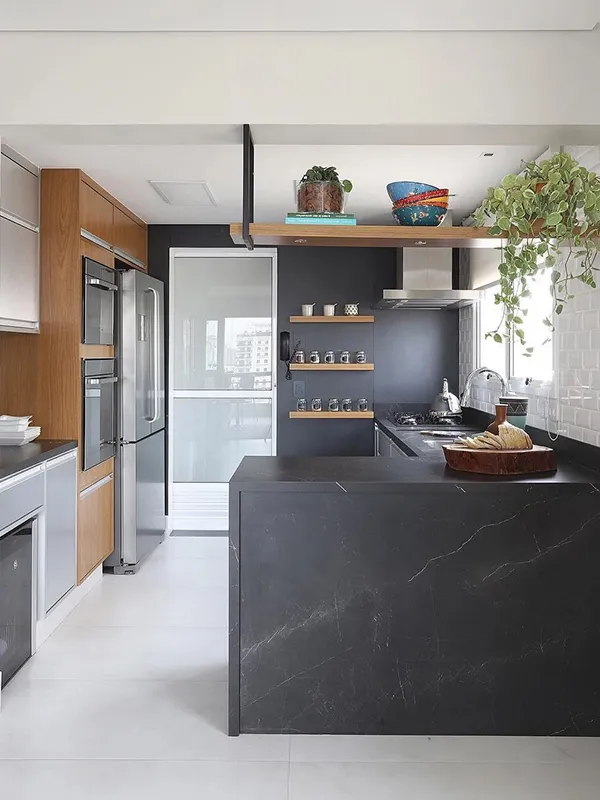 salça de jantar com bancada de porcelanato fosco e piso branco para destacar 