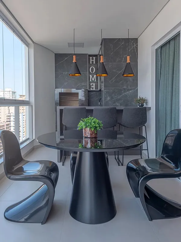 varanda gourmet com porcelanato preto na churrasqueira