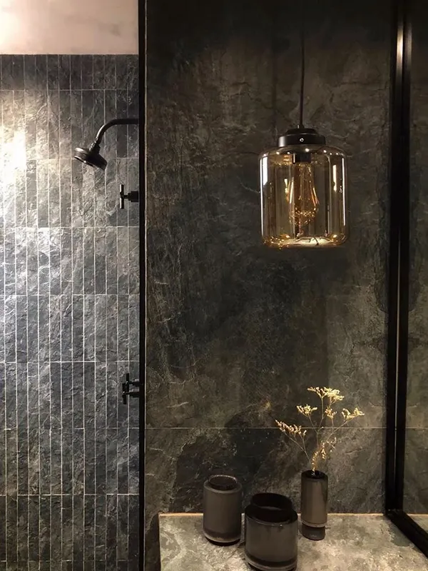 toque marmorizado preto na área de lazer com luminária de teto