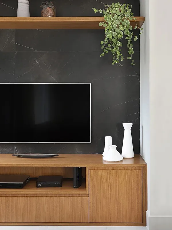 sala de estar com revestimento na parede da tv