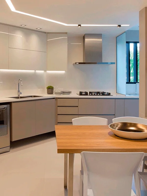 cozinha bem planejada com porcelanato retificado