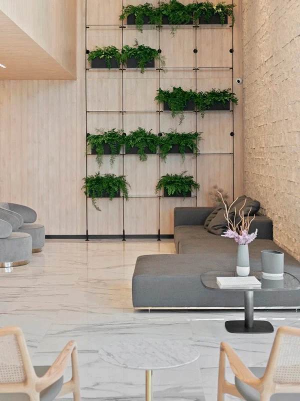 piso retificado com uma parede de jardim vertical instalda