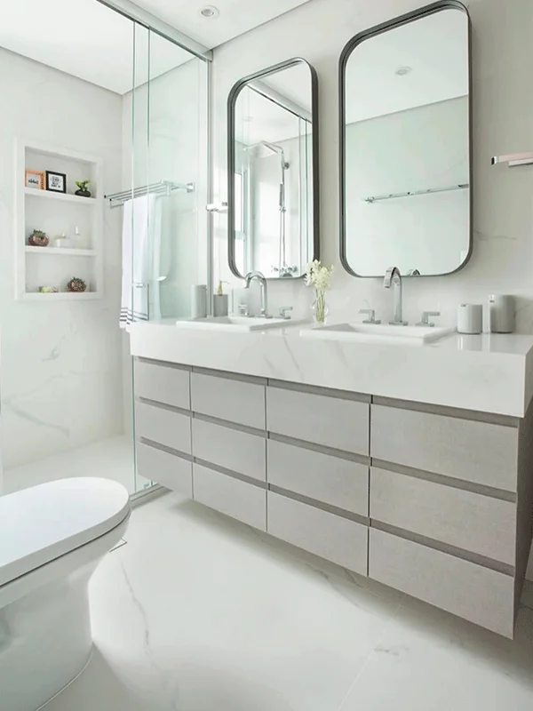 aplicação do porcelanato retificado branco no banheiro clean