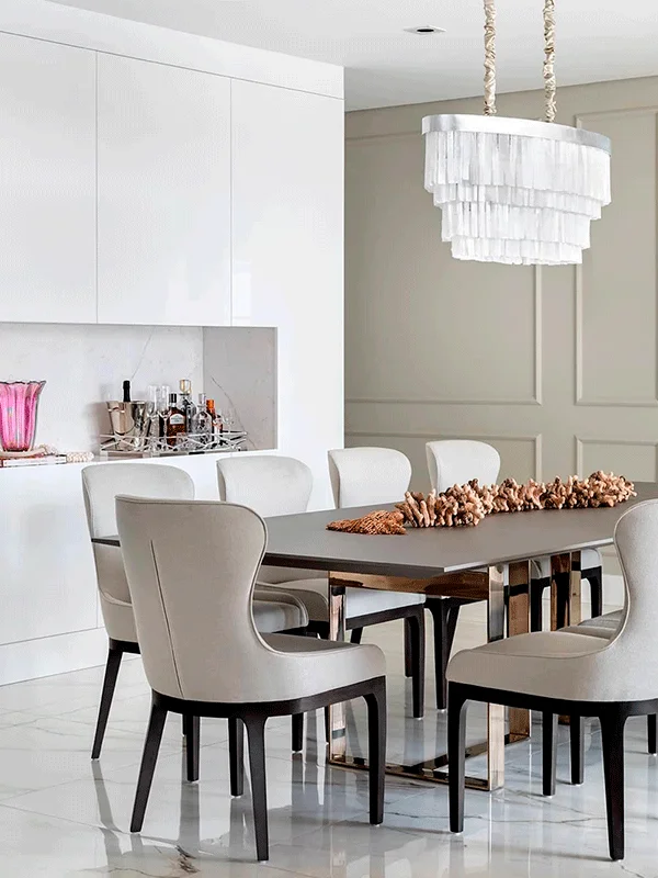 harmonia no projeto com cores claras da sala de jantar com lustre  e porcelanato na parede e no piso