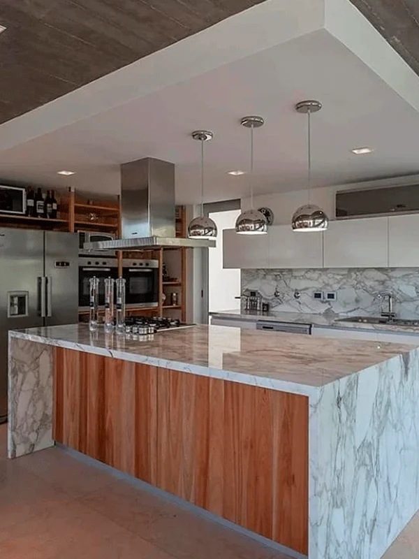 textura marmorizada em destaque na bancada da área gourmet