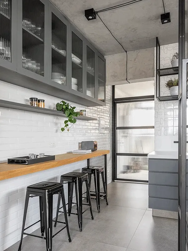 porcelanato em ambiente simples da cozinha do apartamento pequeno