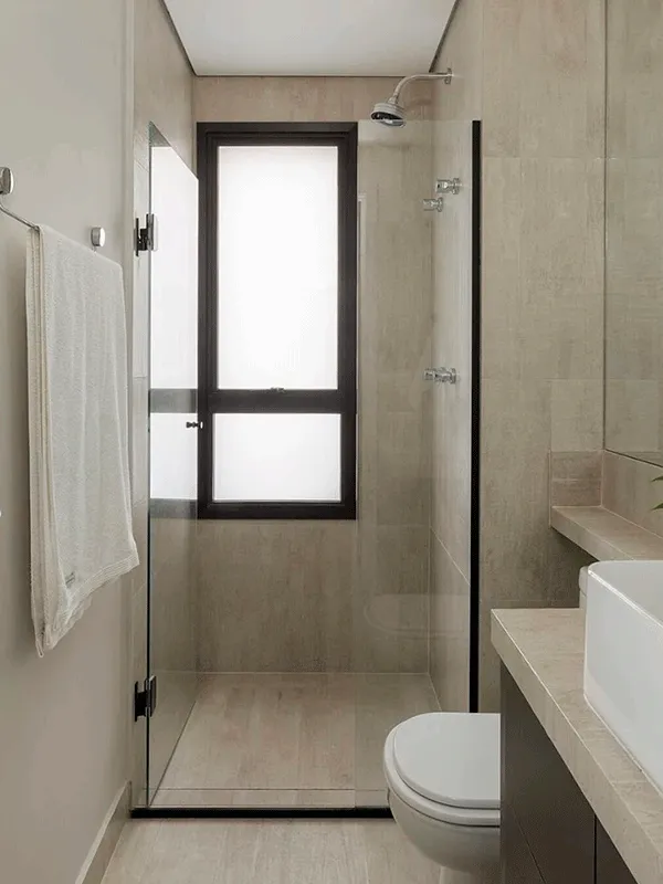 banheiro elegante com porcelanato acetinado