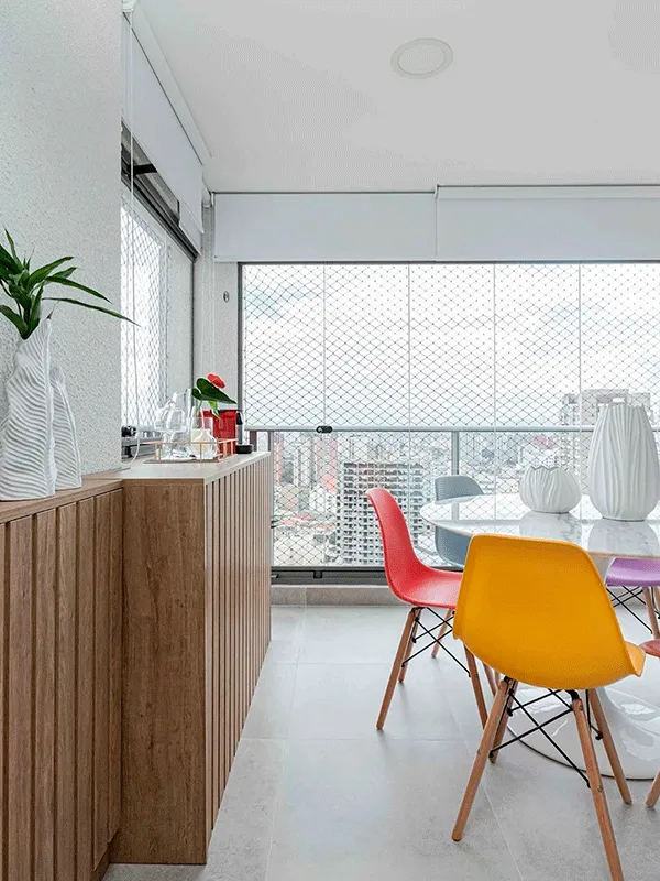 apartamento com porcelanato e móveis simples