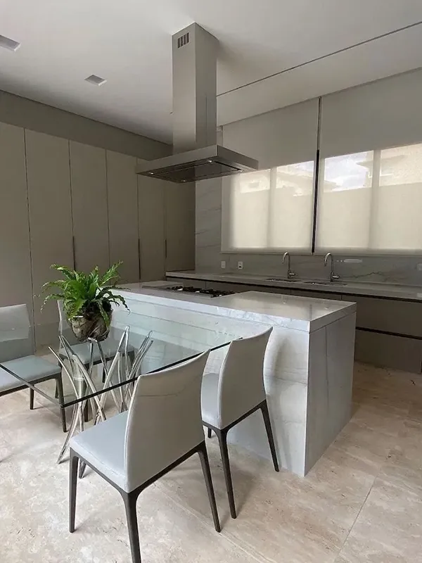 cozinha pequena com tons neutros 