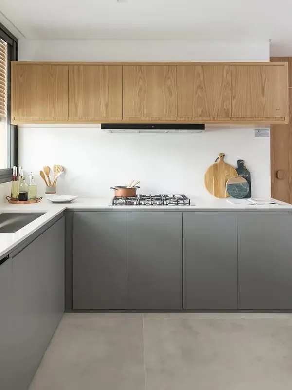 porcelanato no piso com móveis cinza e tons amadeirado na porta de cima do ármario