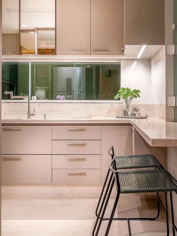 parede, móveis e bancada em harmoniza com o porcelanato 