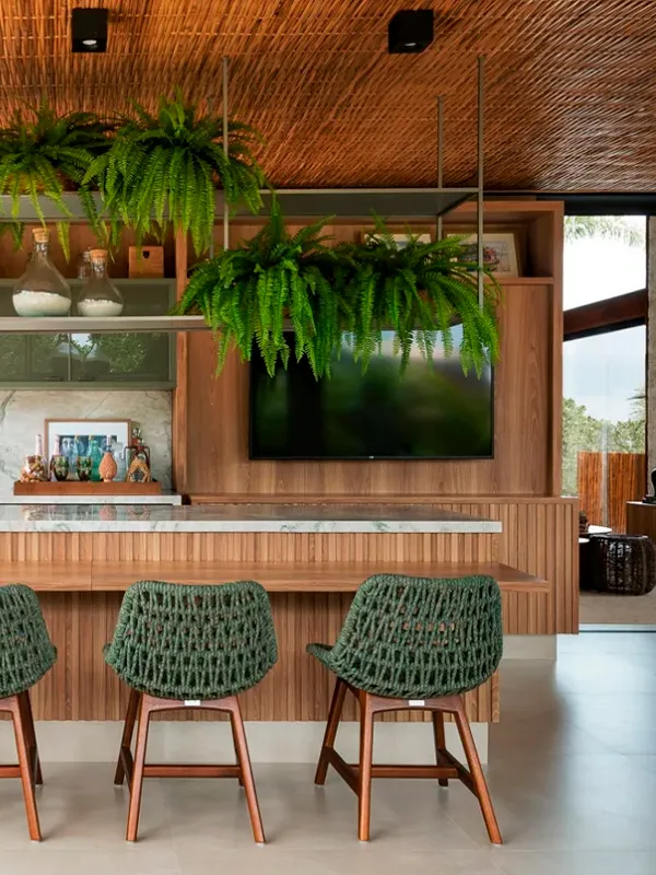 altura do pergolado é prioridade, essa foto mostra um pergola com estrutura de madeira com plantas pendentes 