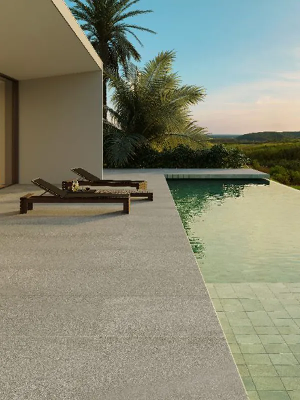 área da piscina com porcelanato