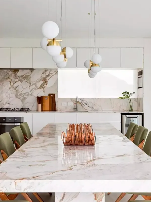 área gourmet interna com porcelanato calacata