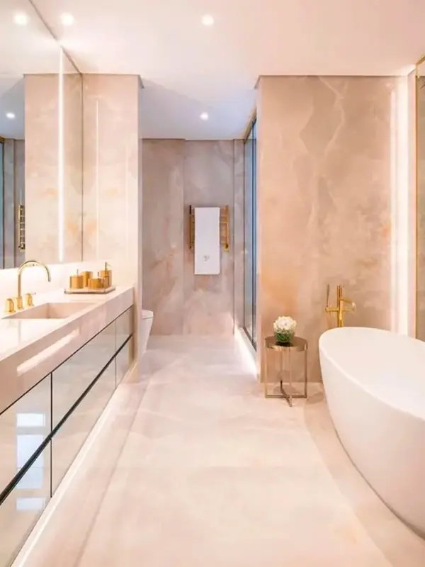 banheiro com parede de porcelanto bege